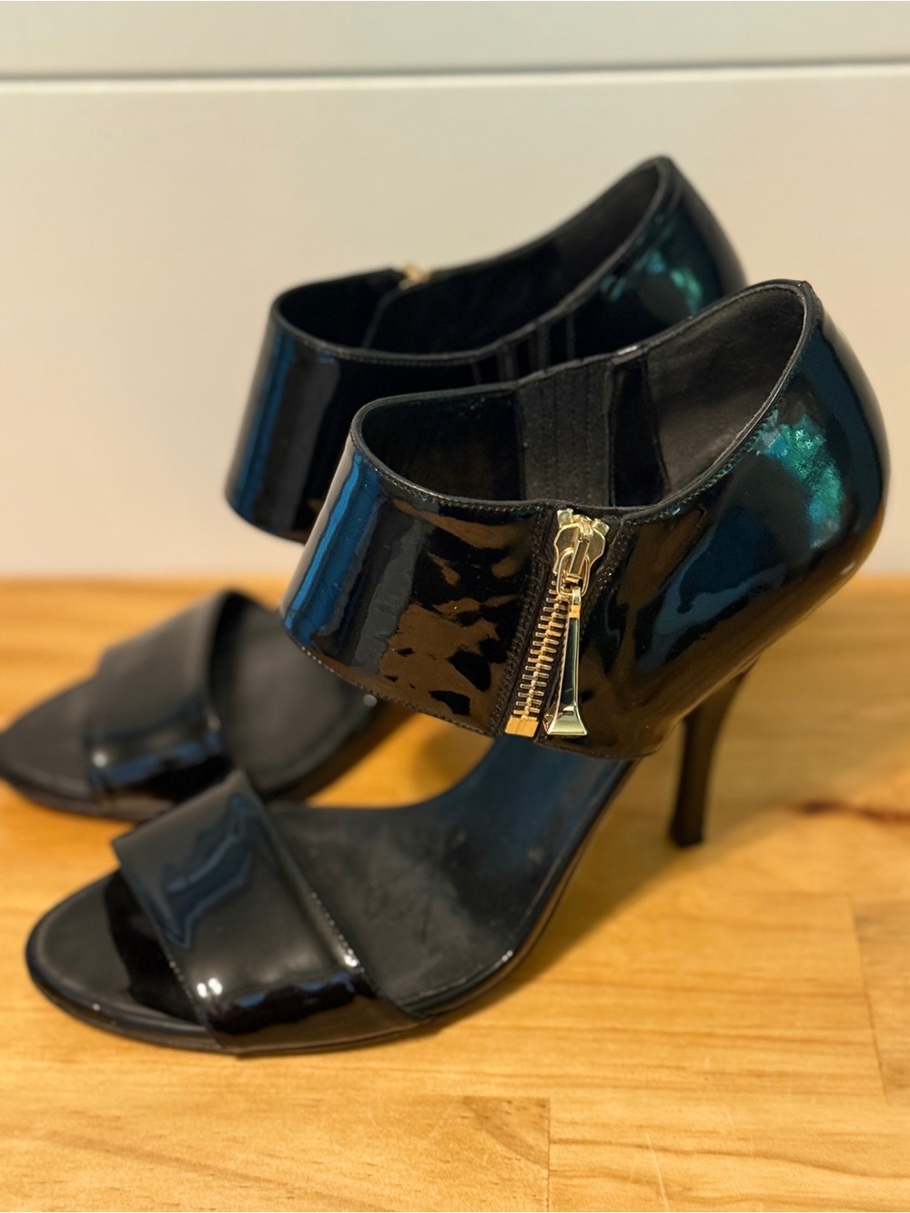 GUCCI Black Patent Leather Ankle Cuff Zip Peep Toe Heels Sandals 37.5 Italy